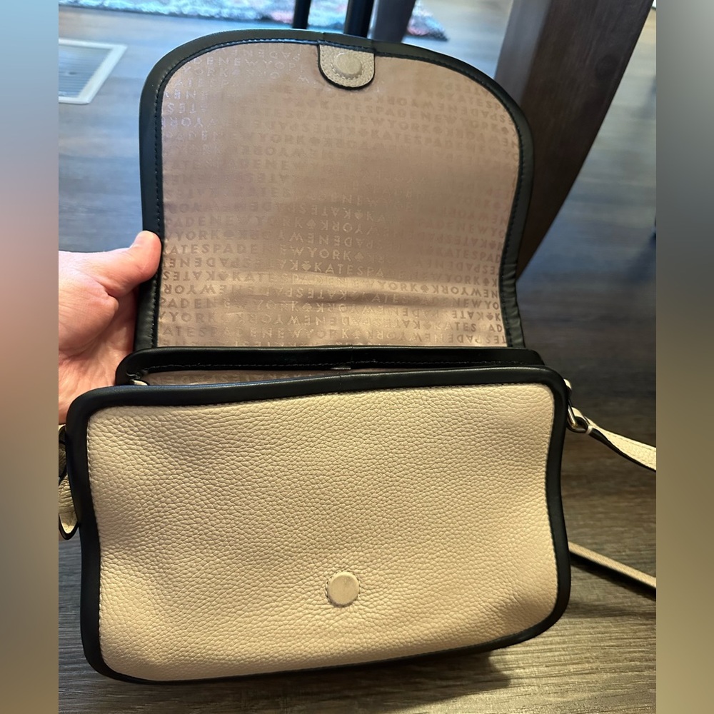 Kate Spade ♠️ cross body bag with storybook lining - Picture 8 of 9